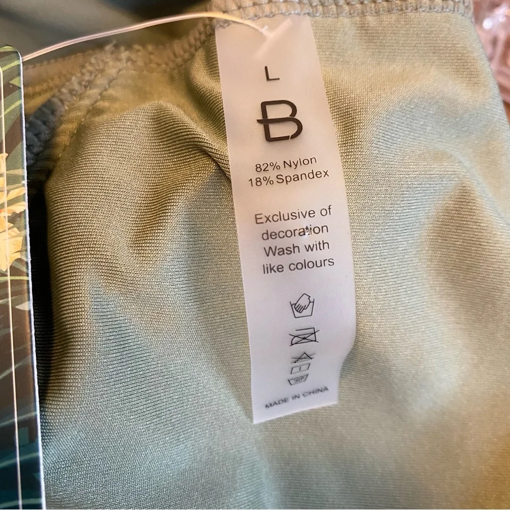 Blooming Jelly Green Swimsuit One Piece Size Large New‎